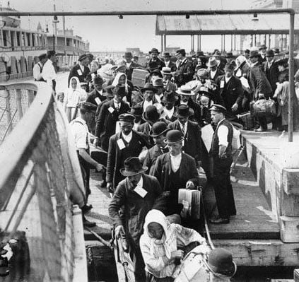 Immigrant Inspections at Ellis Island | Sassy Jane Genealogy
